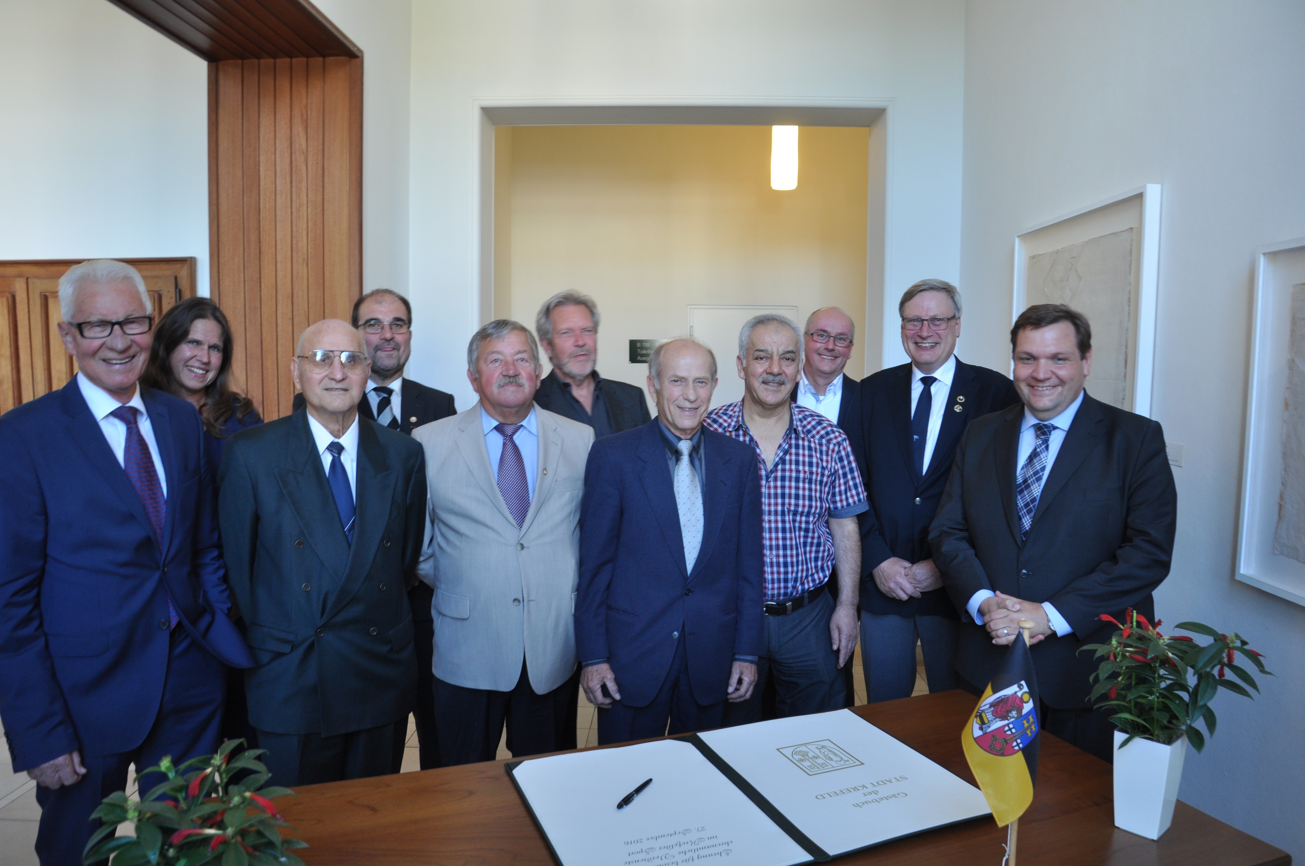 v.l. D. Hofmann, S. Küppers, K.-H. Klinkhammer, Jürgen Ricks (stellvertr. für M. Schmidt), H. Pelmter, D. Allhorn, H. Hanrath, M. Aktas, M. Janßen, W. Jansen. Oberbürgermeister Frank Meyer