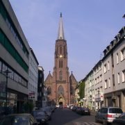 Quelle: https://commons.wikimedia.org/wiki/File:Krefeld_Stephanstr.mit_Kath.Pfarrkirche_St.Stephan.jpg?uselang=de
