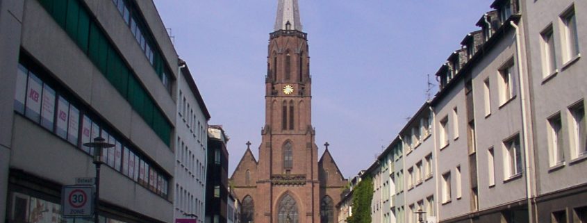Quelle: https://commons.wikimedia.org/wiki/File:Krefeld_Stephanstr.mit_Kath.Pfarrkirche_St.Stephan.jpg?uselang=de
