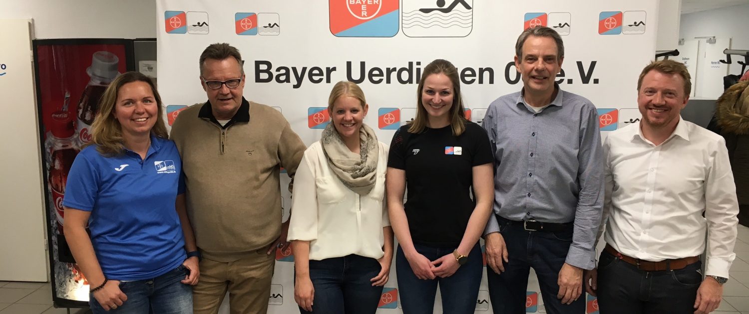 links nach rechts: Sibylle Kaisers (Trainerin SV 08), Hans-Werner Sartory (Koordiator Gold - made in Krefeld), Corinna Kretz (O R T), Bianca Seyfert (Sportlerin SV 08), Thomas Sauererssig (O R T), Gunter Achinger (Gf. SV 08)