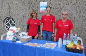 Voller Einsatz auch von Claudia Pallentin am Informationstand und von Britta Voss für das Aufwärmtraining