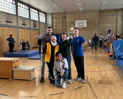 Jens Sattler (SSB), Klaudia Kousias (TuS Gatherhof), Marion Schröder (AOK), Julia Vogt (AOK) & Justin Wermann freuen sich über den bisherigen Verlauf des Projekts