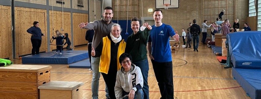 Jens Sattler (SSB), Klaudia Kousias (TuS Gatherhof), Marion Schröder (AOK), Julia Vogt (AOK) & Justin Wermann freuen sich über den bisherigen Verlauf des Projekts